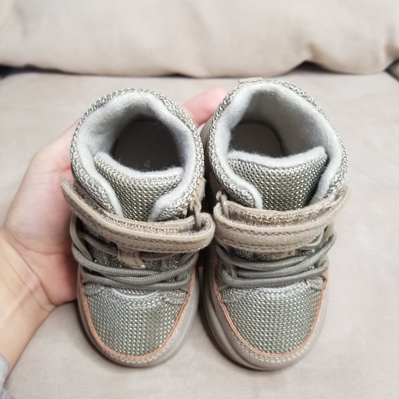 Carters Inigo Toddler Boy Sz 4 Outdoor Hiking boots Khaki NWT - Picture 8 of 11